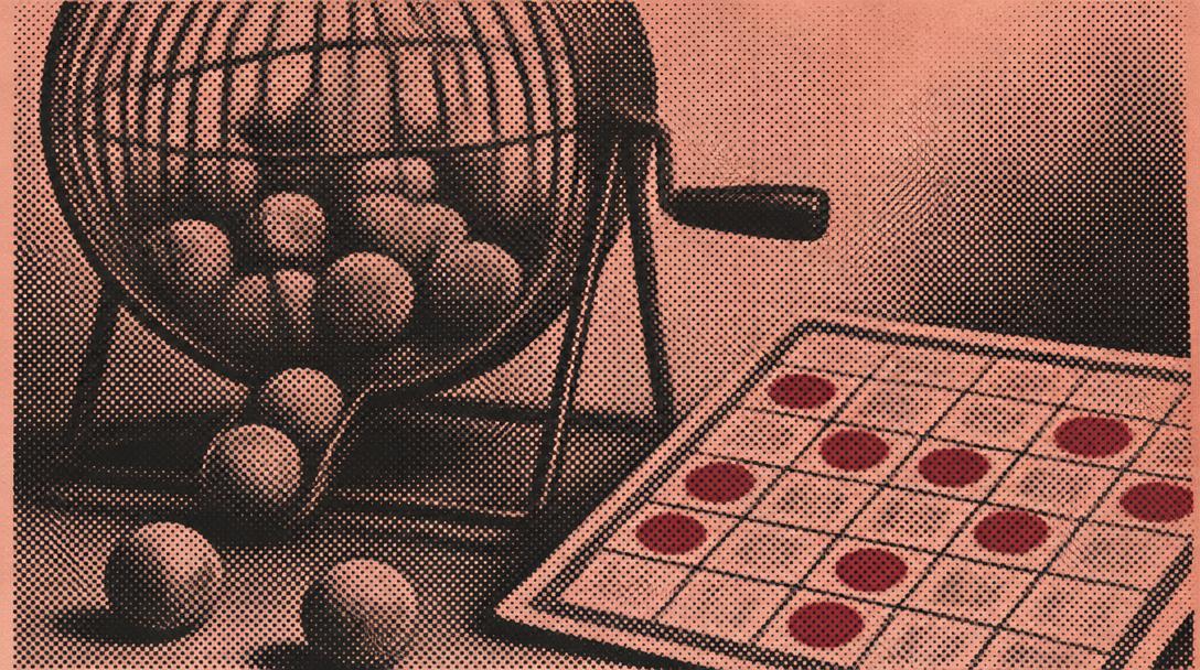 Rasterbillede af bingokugler i et trådbur ved siden af en bingoplade